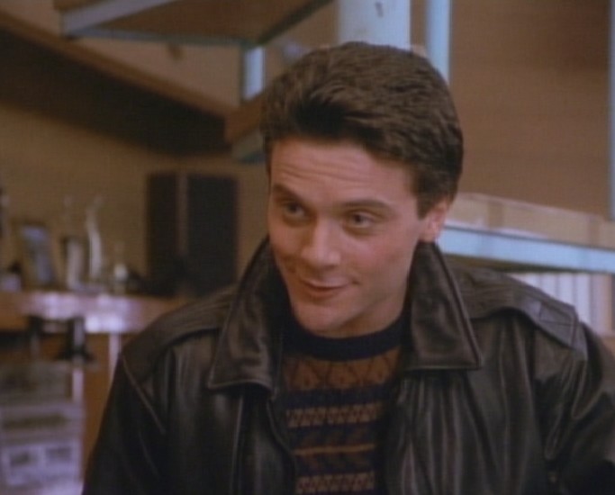 Angus MacGyver Trucs et Astuces - 6x12 Amour de Jeunesse - Nikolay, le joueur de hockey qu�h�berge MacGyver durant la comp�tition.